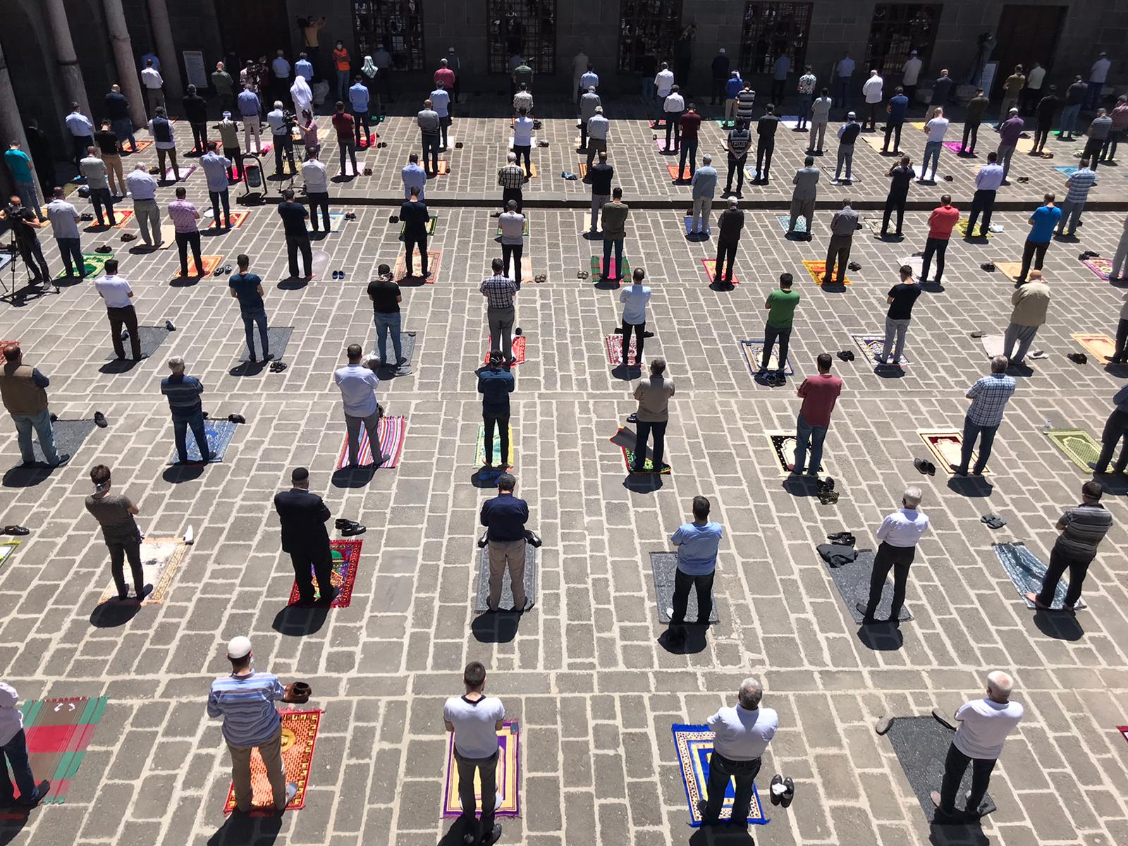 Foto: Diyarbakır’da salgın gölgesinde ilk cuma namazı